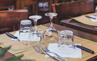 Table d'un restaurant dressée