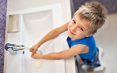 enfant qui se lave les mains